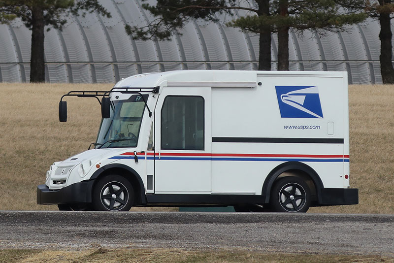 Camión de correos de USPS eléctrico que compite por ser el nuevo vehículo de la agencia