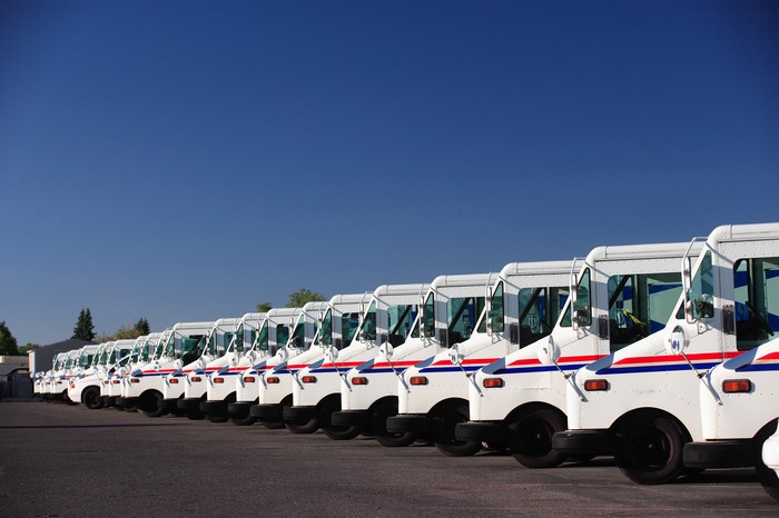 Flotilla de camiones USPS que buscan ser reemplazados