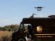 Camión eléctrico de UPS enviando un drone de entrega