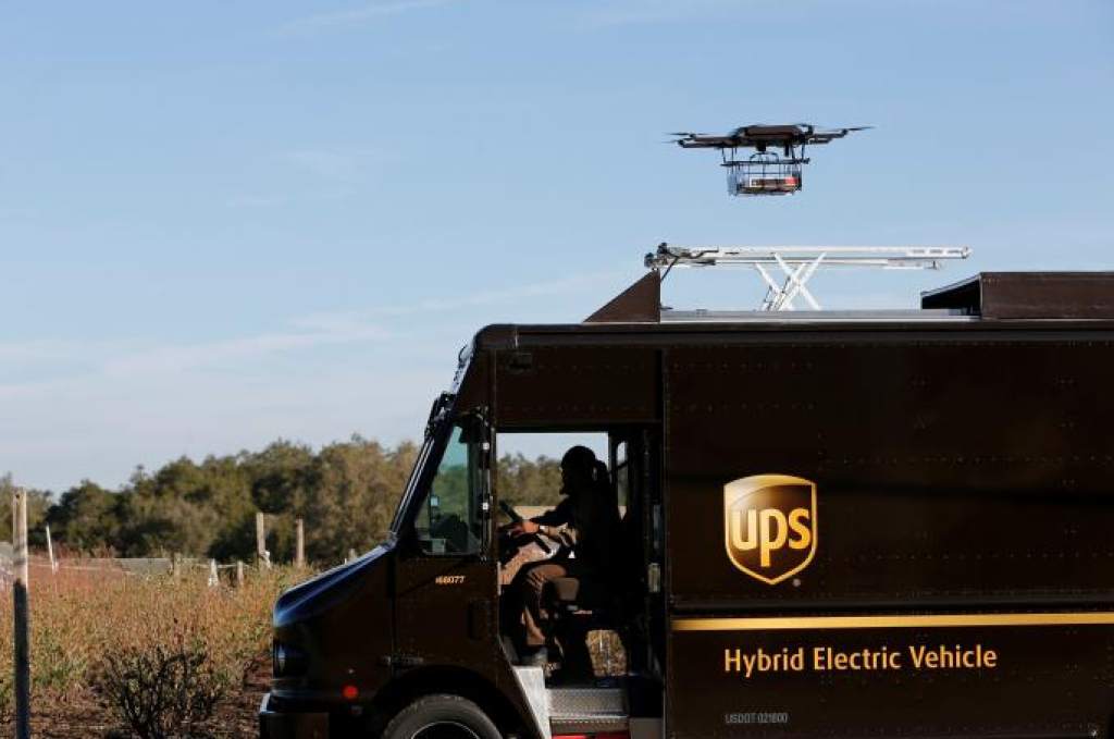 Camión eléctrico de UPS enviando un drone de entrega