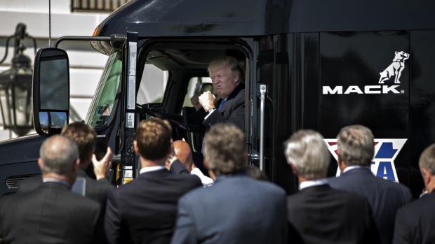 Trump saluda en un camión Mack