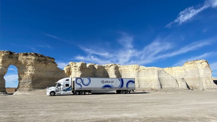 Camion de Plus ai atraviesa el desierto