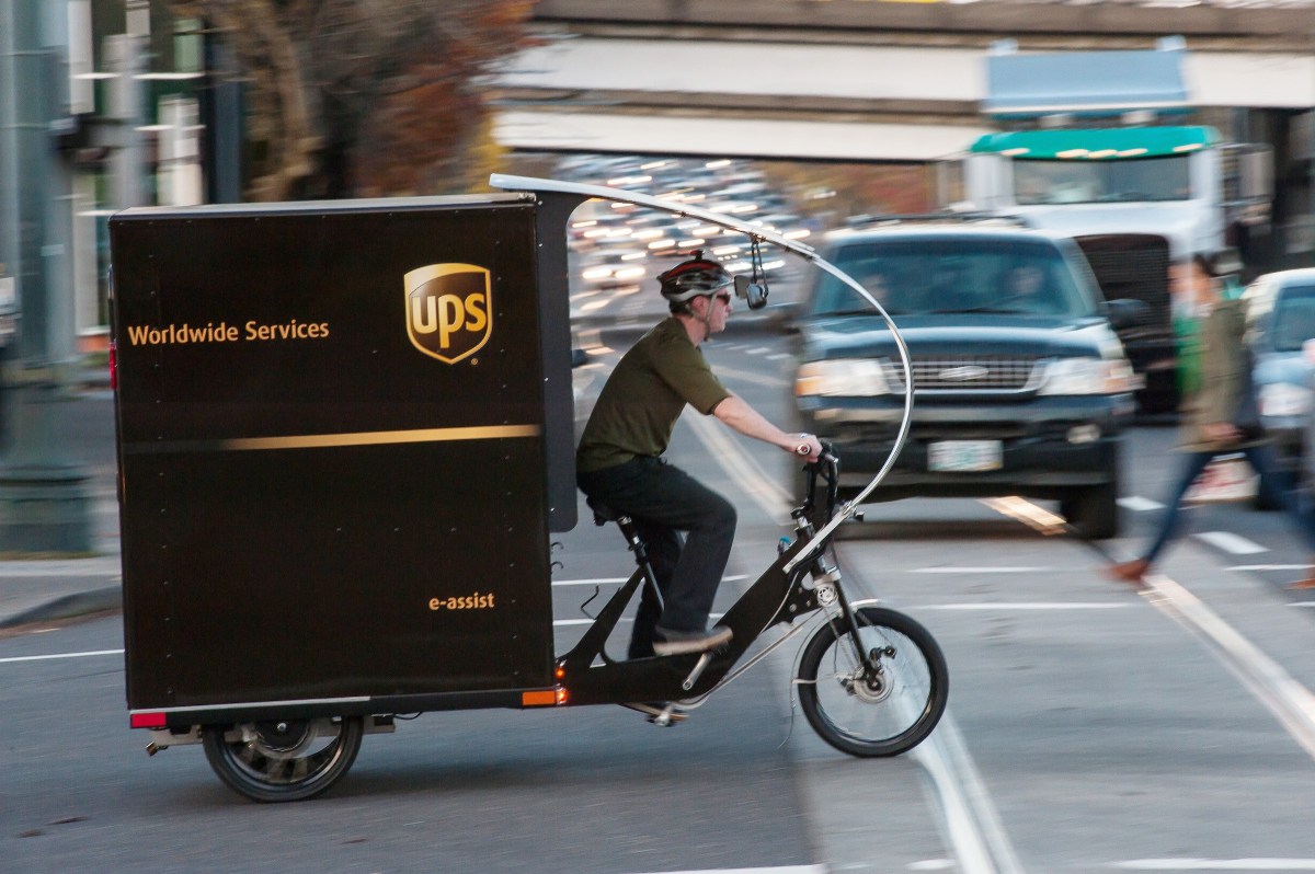 Ciclista de entrega de paquetes de UPS en Nueva York