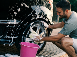 Hombre lavando auto..