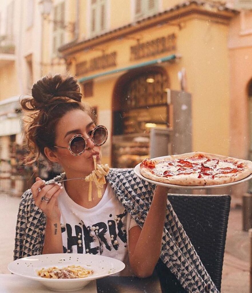 chica comiendo en italia
