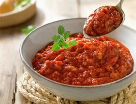 plato con salsa boloñesa