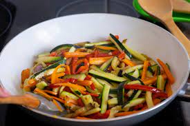 verduras salteadas en plato