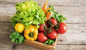caja con verduras frescas