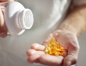 hombre con bote de suplementos