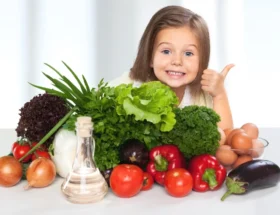 Niña con frutas y verduras