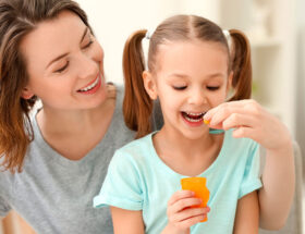 niña tomando suplementos