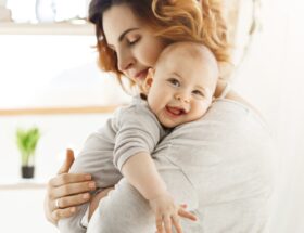 mujer cuidando a su bebé
