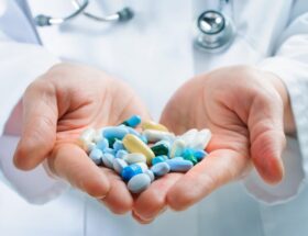 doctor mostrando pastillas